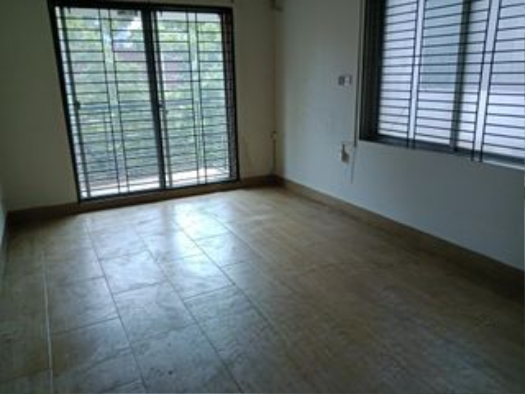 Residents building 2450 sft office space available in Gulshan 2